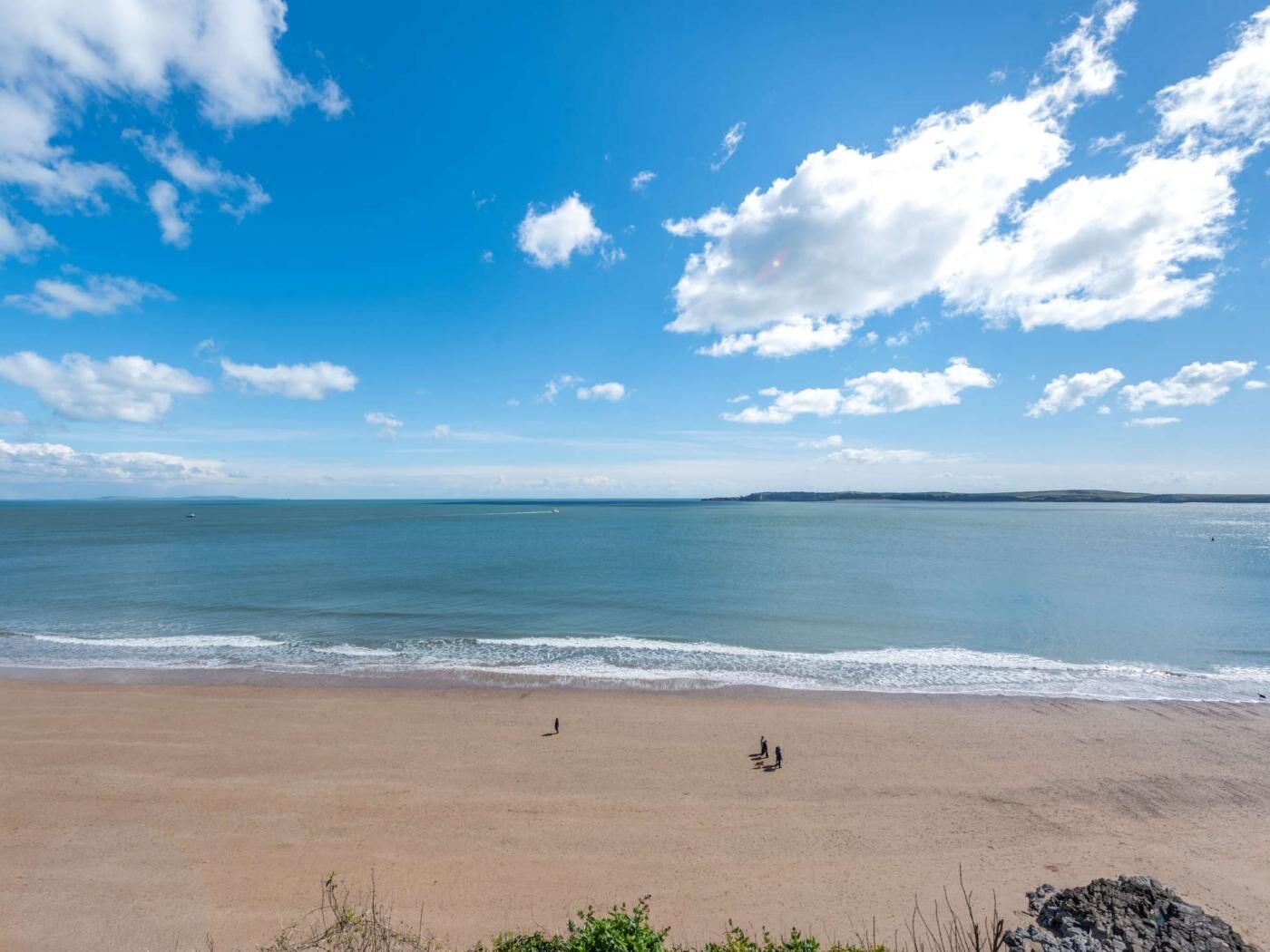 Ein Strand mit klarem Himmel und ruhiger See.