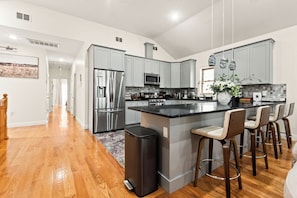 Coffee/tea maker, fridge, microwave, oven - Spacious Designer Large Home Near NYC with, Private Balcony, Fast Wifi Sleeps 12 (Jersey City)