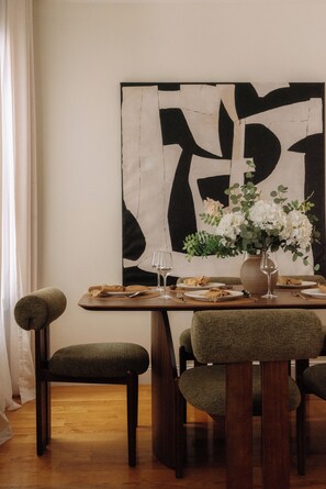 Dining - Spacious Designer Large Home Near NYC with, Private Balcony, Fast Wifi Sleeps 12 (Jersey City)
