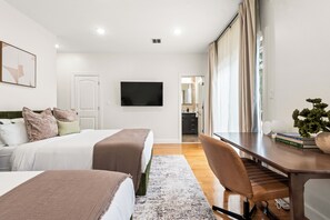 3 bedrooms, desk, iron/ironing board, travel cot - Spacious Designer Large Home Near NYC with, Private Balcony, Fast Wifi Sleeps 12 (Jersey City)