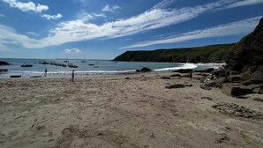 A beach with boats, rocky terrain, and a clear sky. - 3 Bed in Fowey (oc-81112) (Fowey)