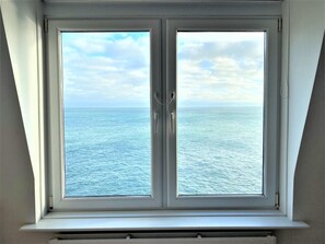 A window with a view of the sea. - 3 Bed in Ilfracombe (oc-82274) (Ilfracombe)