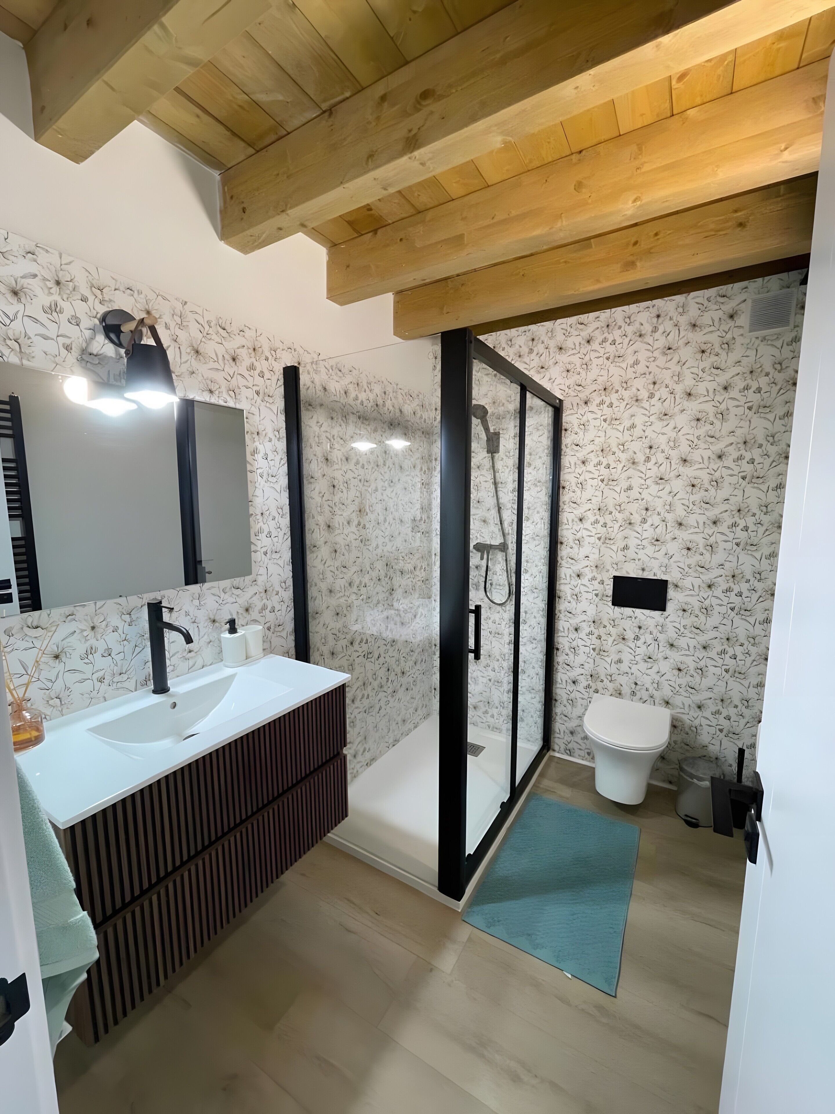 Douche, sèche-cheveux, serviettes fournies