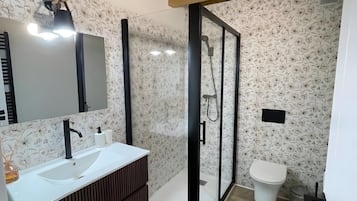 Douche, sèche-cheveux, serviettes fournies