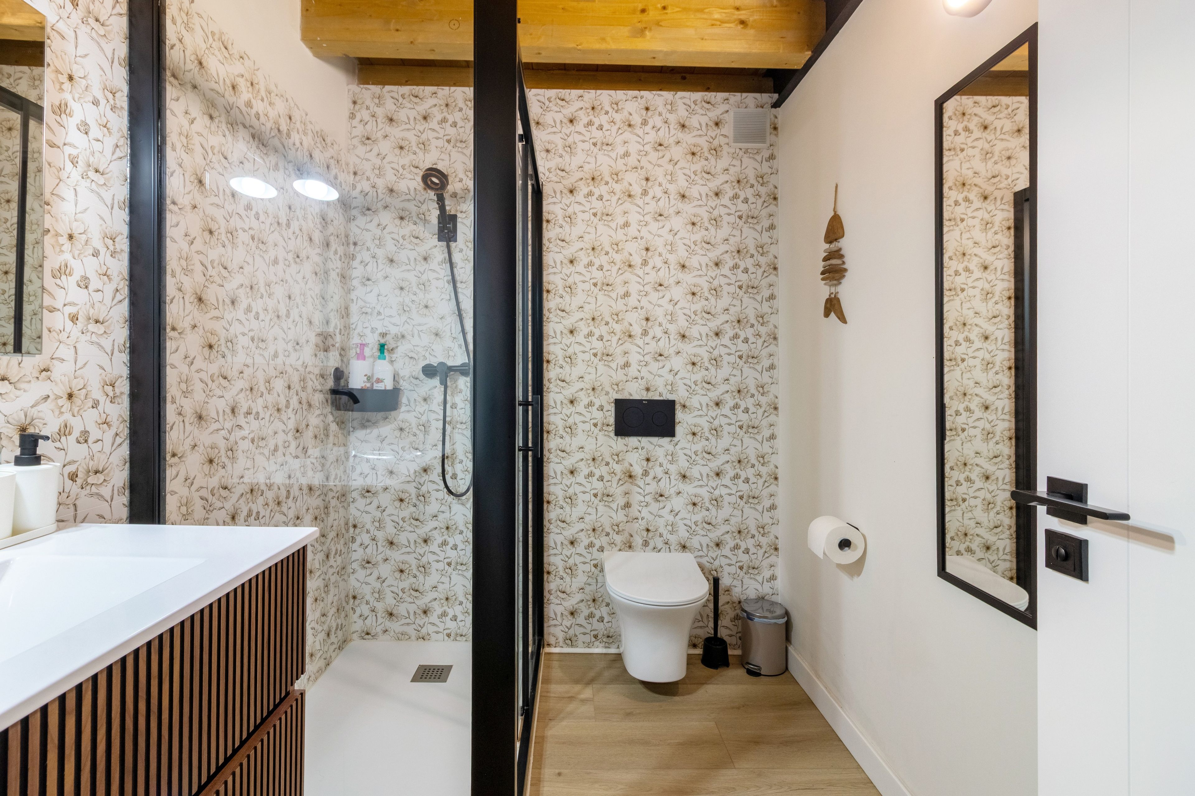 Un baño con ducha, inodoro y lavamanos.