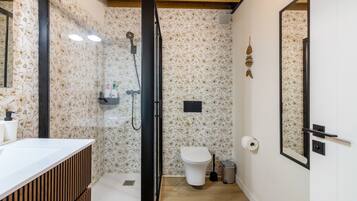 Un baño con ducha, inodoro y lavamanos.