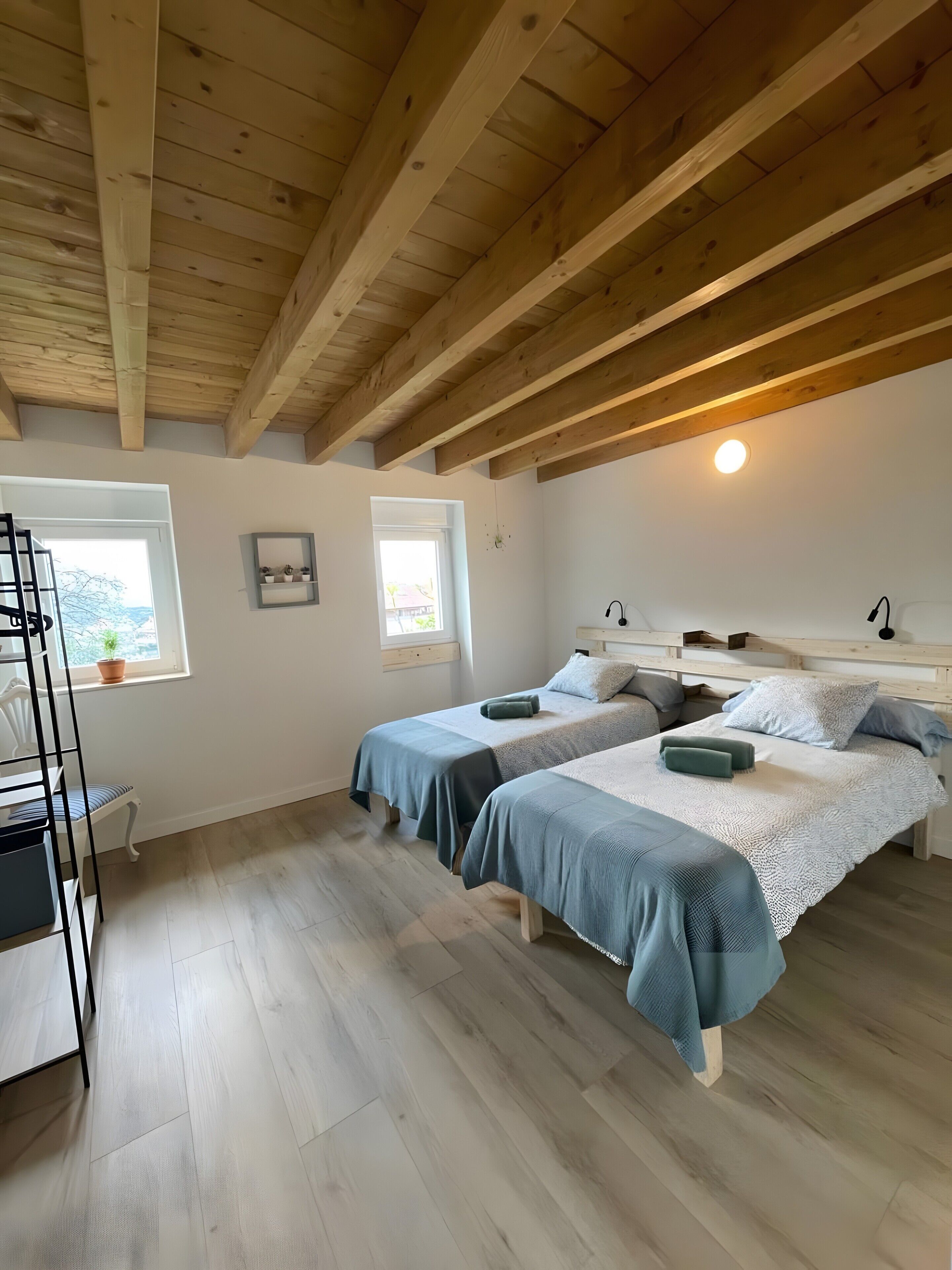 Une chambre avec deux lits, un bureau et une chaise.