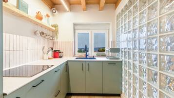 Una cocina con ventana, armarios y encimera.