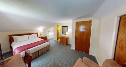 Tranquil 1-bedroom hotel room in charming Hamilton - #302 Above the Canopy