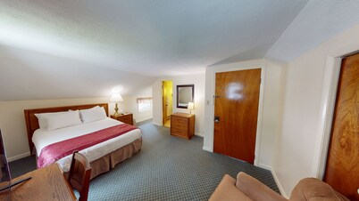 Tranquil 1-bedroom hotel room in charming Hamilton - #302 Above the Canopy