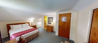 Tranquil 1-bedroom hotel room in charming Hamilton - #302 Above the Canopy