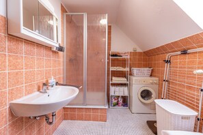 Dusche, Haartrockner, Handtücher, Seife