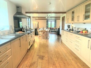 Oven, dishwasher, high chair, cookware/dishes/utensils - 6 Bed in Llandovery (oc-82441) (Llanfair-ar-y-Bryn)