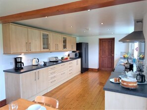 Oven, dishwasher, high chair, cookware/dishes/utensils - 6 Bed in Llandovery (oc-82441) (Llanfair-ar-y-Bryn)