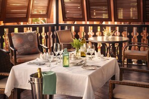Outdoor dining - Pool & Fitness Center Access with Free Parking | 1.7 Miles to Heywoods Beach (Maynards)