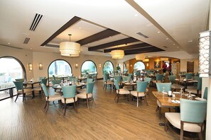 Dining - Beautiful 1-bedroom unit in Oyster Bay Beach Resort (Oyster Bay)