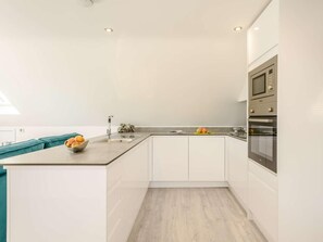 Oven, dishwasher, cookware/dishes/utensils