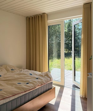 2 bedrooms, desk, free WiFi - New-build timber house with private garden (Hals)