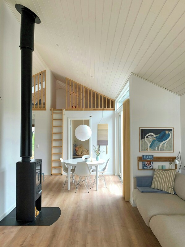 TV, fireplace - New timber house with cozy terrace near the beach (Hals)