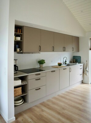 Coffee/tea maker, oven, dishwasher - New timber house with cozy terrace near the beach (Hals)