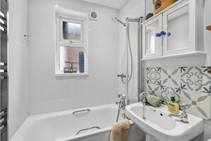 Bathroom - 4 Bed in Swanage (oc-82172) (Swanage)