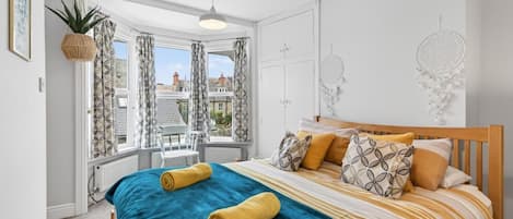 Travel crib, WiFi (free), bed sheets