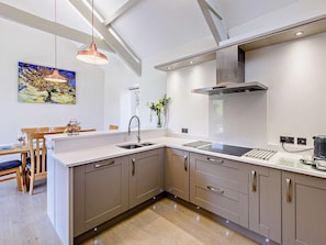 Oven, dishwasher, high chair, cookware/dishes/utensils - 3 Bed in Barnstaple (oc-82159) (Marwood)