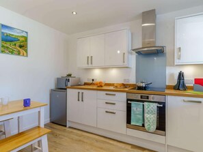 Oven, dishwasher, cookware/dishes/utensils - 2 Bed in Haverfordwest (oc-82312) (St Davids)