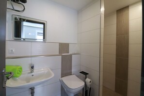 Apartamento familiar, no fumadores, Aire acondicionado | Baño | Ducha, secador de pelo, toallas y papel higiénico