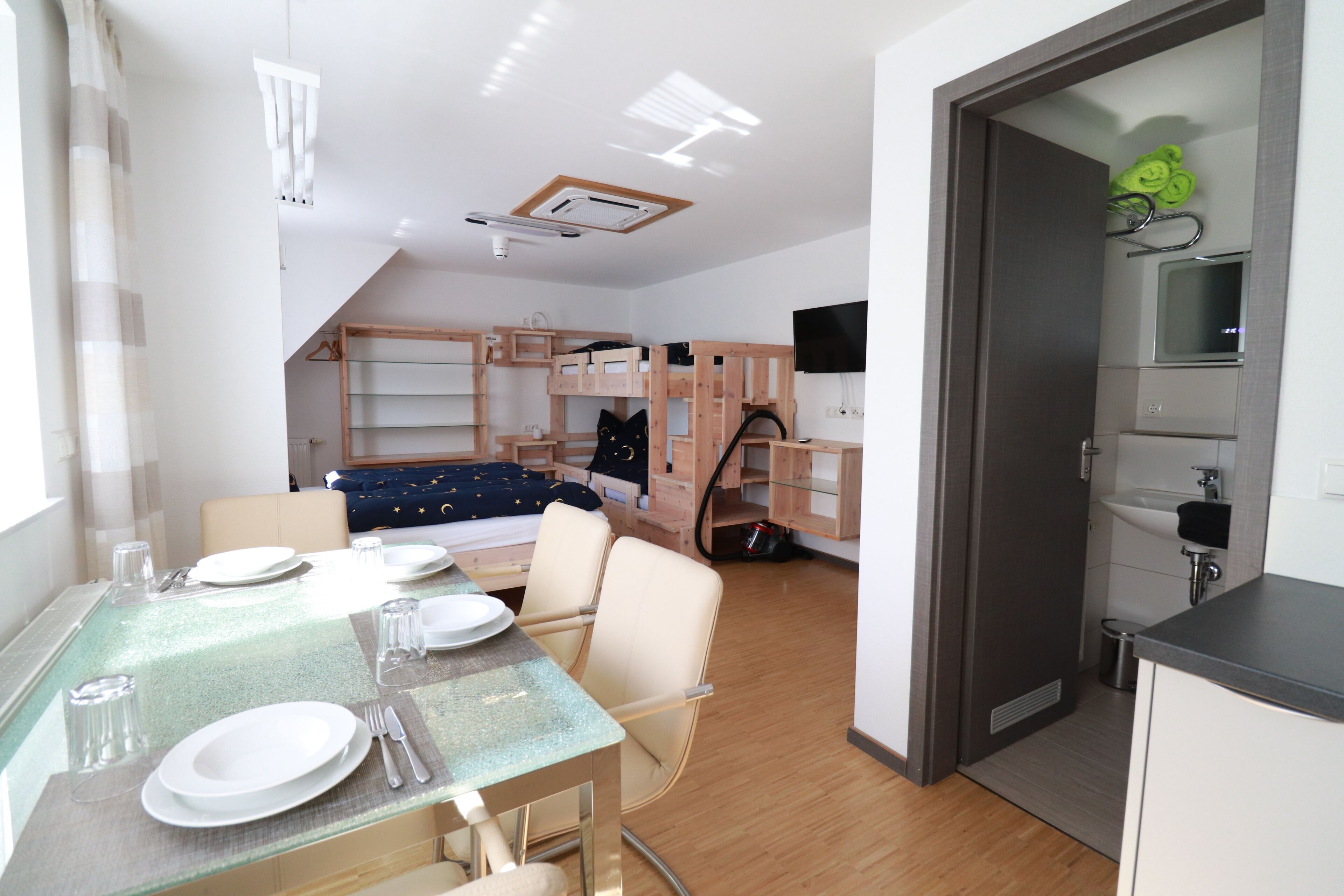 Familienapartment, Nichtraucher, Klimaanlage | Essbereich im Zimmer