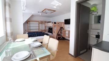 Familienapartment, Nichtraucher, Klimaanlage | Essbereich im Zimmer