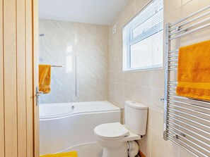 A bathroom with a bathtub, toilet, and towel rack. - 2 Bed in Bude (oc-82163) (Bude)