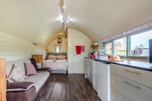 Travel cot, free WiFi, bed sheets