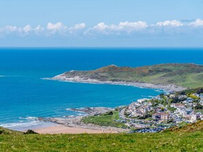 A coastal town with a beach, houses, and a view of the ocean. - 1 Bed in Woolacombe (oc-82341) (Woolacombe)