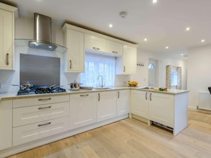 Oven, dishwasher, high chair, cookware/dishes/utensils - 3 Bed in Wareham (oc-81369) (Corfe Castle)
