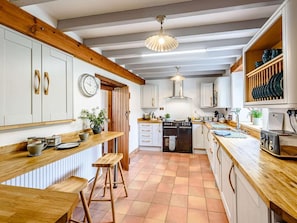 Horno, lavavajillas, trona infantil y utensilios de cocina