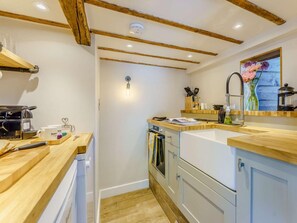 Oven, dishwasher, cookware/dishes/utensils - 1 Bed in Ashford (oc-82527) (Biddenden)