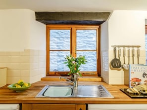 Oven, dishwasher, high chair, cookware/dishes/utensils - 4 Bed in Brixham (oc-82519) (Brixham)