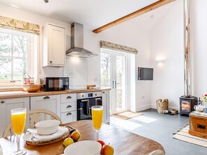 Oven, dishwasher, highchair, cookware/dishes/utensils - 1 Bed in Helston (oc-82495) (Ruan Minor)
