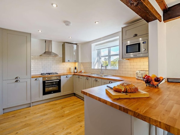 Oven, dishwasher, highchair, cookware/dishes/utensils - 3 Bed in Coniston (oc-82510) (Coniston)
