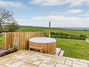 Outdoor spa tub - 6 Bed in Torrington (oc-81519) (Great Torrington)