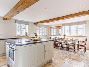 Oven, dishwasher, high chair, cookware/dishes/utensils - 4 Bed in Tiverton (oc-82433) (Witheridge)