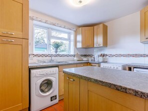 Oven, highchair, cookware/dishes/utensils - 1 Bed in Coleford (oc-82753) (Coleford)