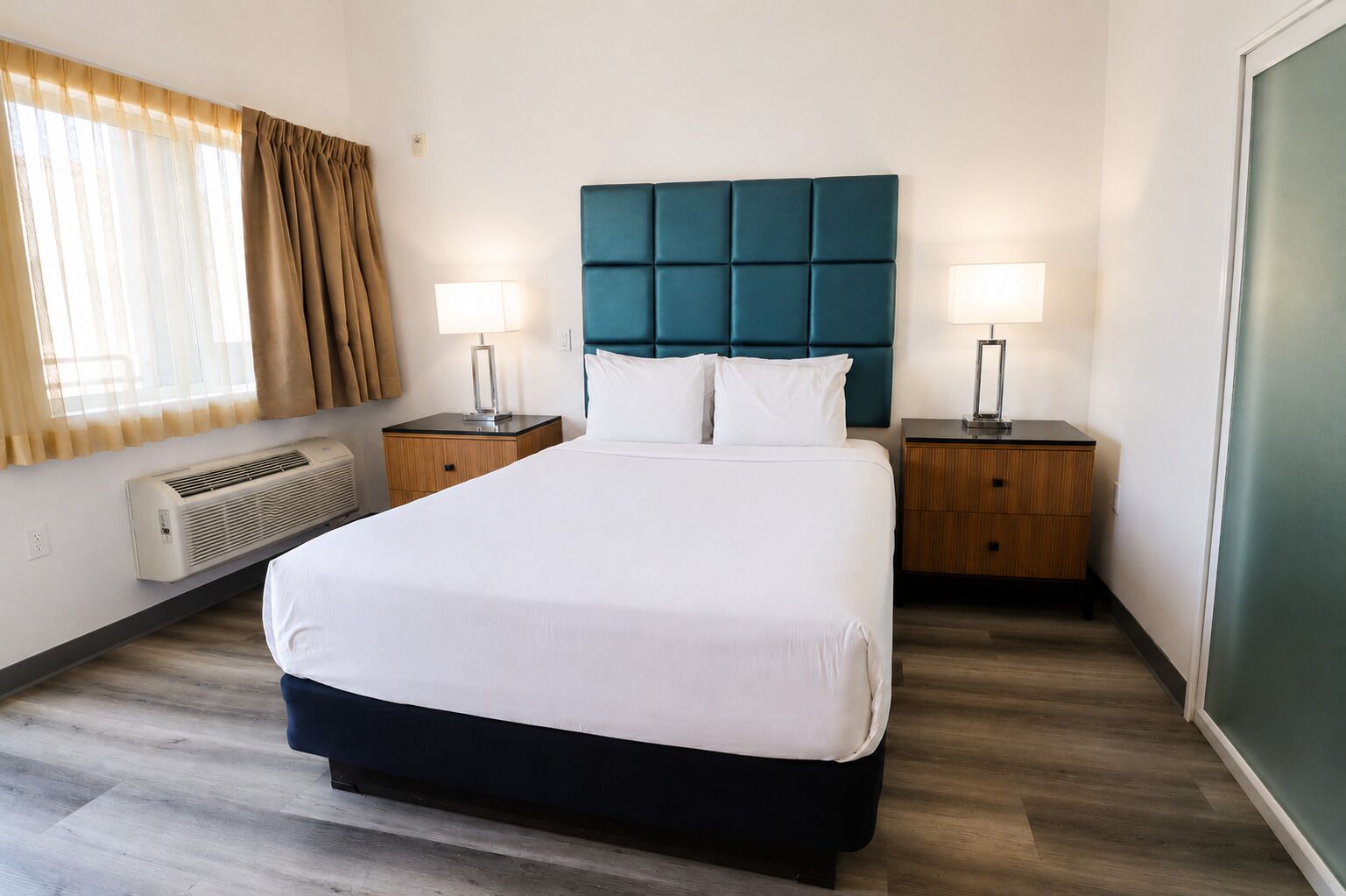 Mid-century Boutique 1 Queen Stay In Little Italy | Pool Access | 1 Mi Gaslamp - San Diego