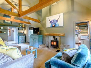 A cozy living room with a fireplace, a television, and a bookshelf. - 4 Bed in Salisbury (oc-82799) (Winchester)