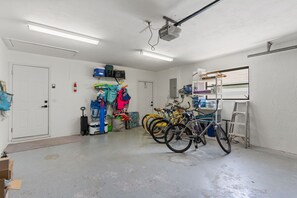 Eine Garage mit Fahrrädern, einer Leiter und diversen Lagerutensilien.