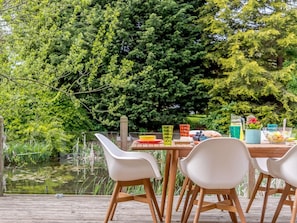 Outdoor dining - 3 Bed in Ellesmere Port (oc-82909) (Ledsham)