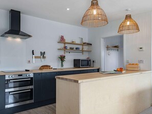 Oven, dishwasher, cookware/dishes/utensils - 4 Bed in Melton Constable (oc-83070) (Sharrington)