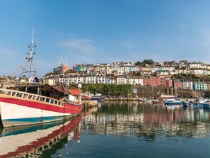 Ein Hafen mit Booten und farbenfrohen Gebäuden im Hintergrund.