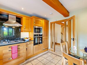 Oven, dishwasher, high chair, cookware/dishes/utensils - 4 Bed in Ambleside (oc-83055) (Ambleside)